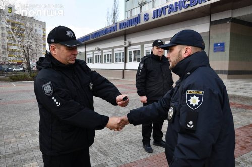 Глава полиции Луганщины вручил ключи от новеньких служебных автомобилей сотрудникам изолятора временного содержания