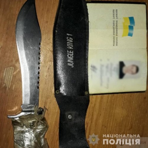 В Каменском мужчина с ножом и молотком напал на полицейских