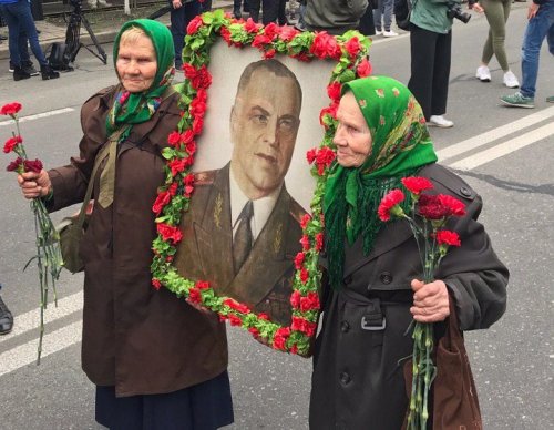 В центре Киева под усиленной охраной проходит марш "Бессмертного полка" 