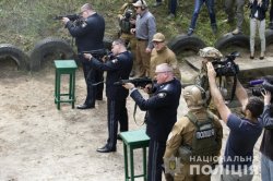 Полицейским начали выдавать новое оружие