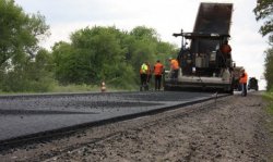 В Луганской области ведутся работы по укладке верхнего слоя дорожного покрытия на дороге государственного значения Н-26 