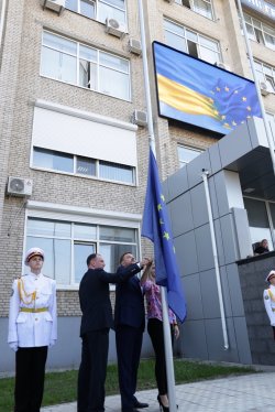 В Северодонецке подняли флаг Европейского союза