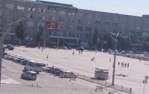 В Северодонецке на здании Луганской ОГА показывают прямую трансляцию инаугурации (фотофакт)