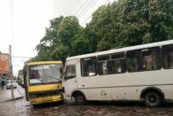 Во Львове лоб в лоб столкнулись две маршрутки