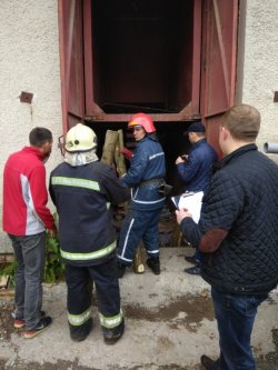 На Львовщине из-за падения грузового лифта погибли 2 человека