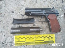 В Лисичанске задержали путешественника с пистолетом и глушителем