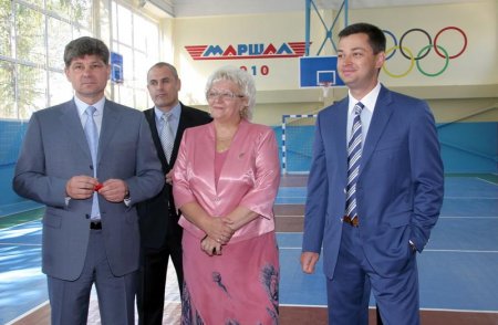 В луганской школе №50 благодаря директору завода "Маршал" появился новый спортивный зал