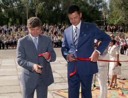 В луганской школе №50 благодаря директору завода "Маршал" появился новый спортивный зал